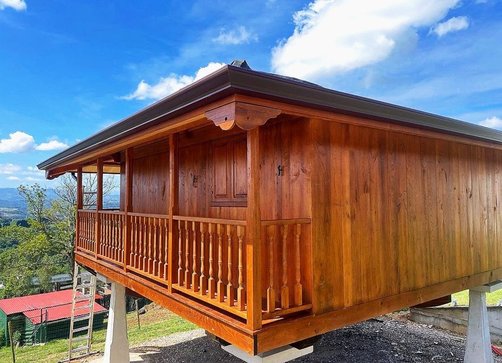 Hórreo de madera con canalón de aluminio marrón bajo el alero